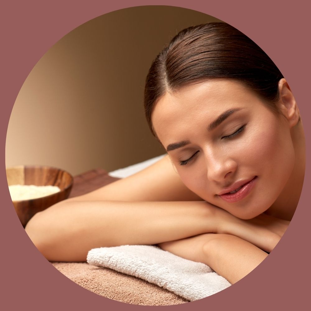 frau entspannt dampfbad